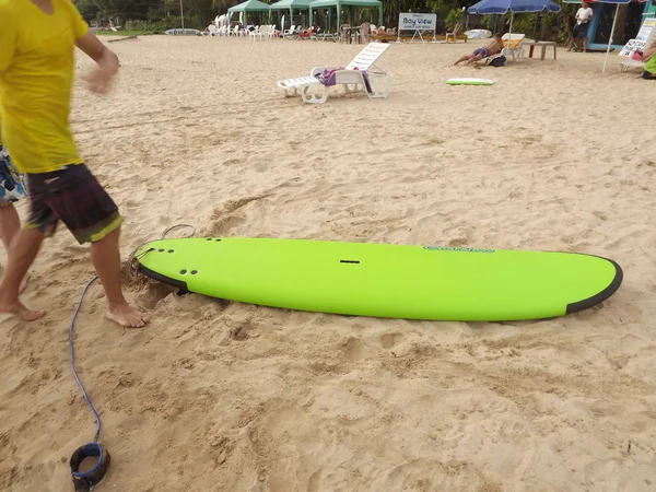 Instrutor ensina a surfar — Fotografia de Stock