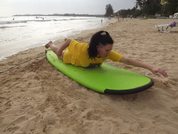Instrutor ensina mulher a surfar — Fotografia de Stock