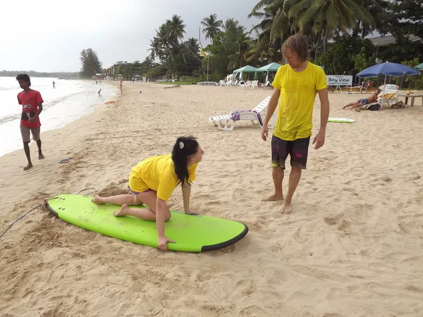 Instructor  teaches Woman how to surf — Stock Photo, Image