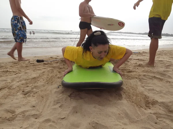 Instrutor ensina mulher a surfar — Fotografia de Stock