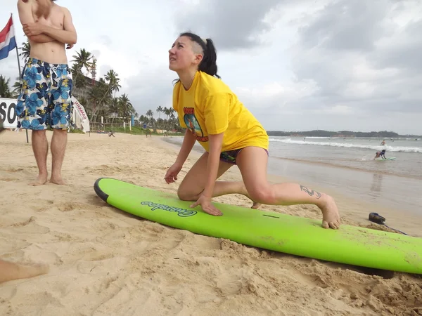 Colombo, Sri Lanka. Januari 17.2014: Goofy Surf Camp, surf, opladen training — Stockfoto