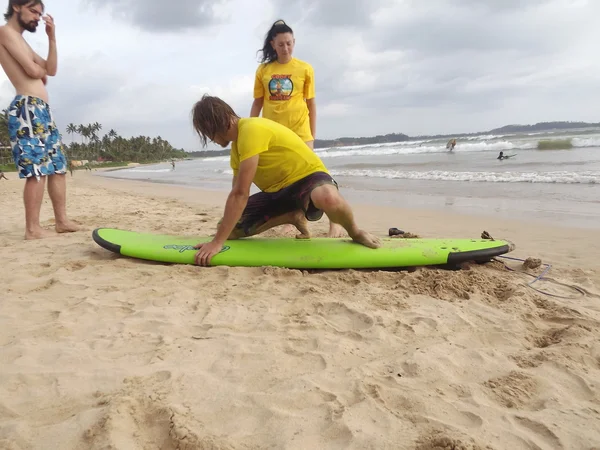 Colombo, Sri Lanka. 17 de janeiro de 2014: Goofy SURF CAMP, surfe, carregando WORKOUT — Fotografia de Stock