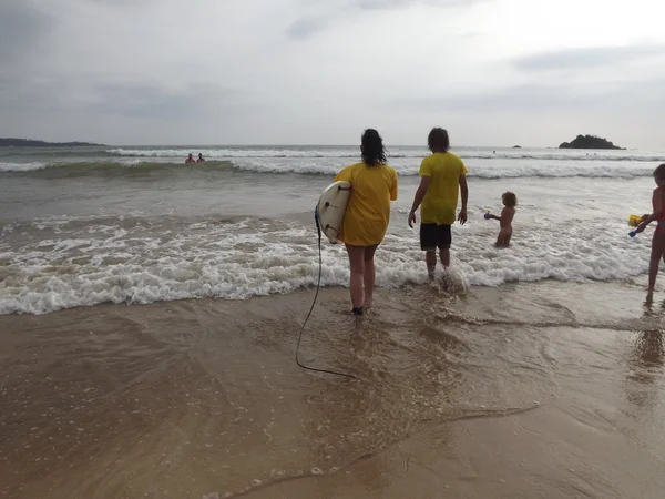 Instructeur leert vrouw om te surfen — Stockfoto