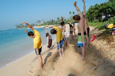 : Colombo, Sri Lanka ve Ocak 17.2014: Goofy sörf egzersiz şarj kampı, sörf,