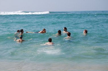 : Colombo, Sri Lanka ve Ocak 17.2014: Goofy sörf egzersiz şarj kampı, sörf,