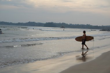 Sörfçü su onun surfboard ile