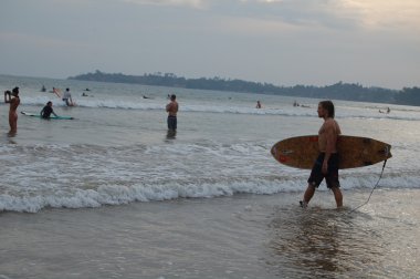 Sörfçü su onun surfboard ile