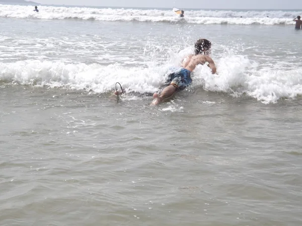 科伦坡，斯里兰卡和 1 月 17.2014: 高飞冲浪营地，冲浪，充电锻炼 — 图库照片
