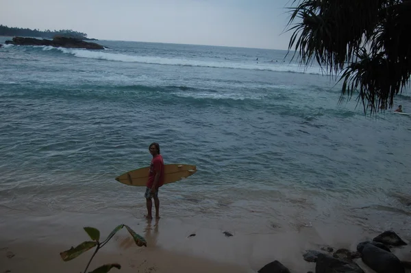 : Colombo, Sri Lanka ve Ocak 17.2014: Goofy sörf egzersiz şarj kampı, sörf, — Stok fotoğraf