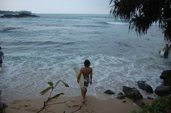 : Colombo, Sri Lanka i stycznia 17.2014: Goofy Surf Camp, surf, ładowania treningu — Zdjęcie stockowe
