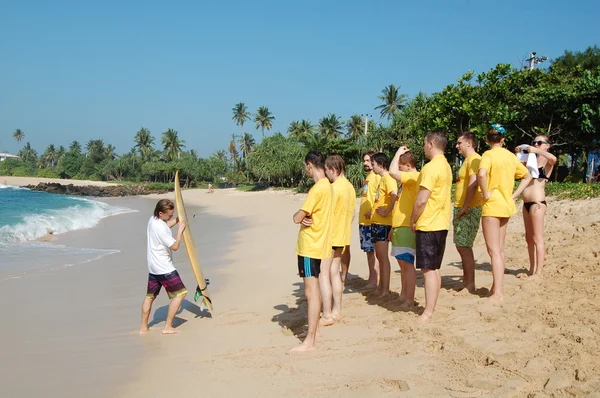 : Colombo, Sri Lanka e 17 de janeiro de 2014: Goofy SURF CAMP, surfe, carregando WORKOUT — Fotografia de Stock
