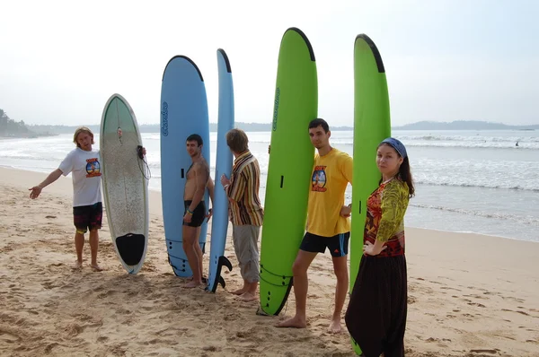 Colombo, Sri Lanka e 17 de janeiro de 2014: Goofy SURF CAMP, surfe, carregando WORKOUT — Fotografia de Stock