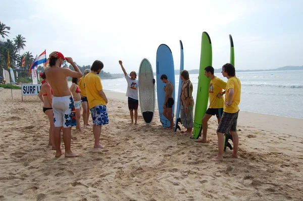 Colombo, Sri Lanka e 17 de janeiro de 2014: Goofy SURF CAMP, surfe, carregando WORKOUT — Fotografia de Stock