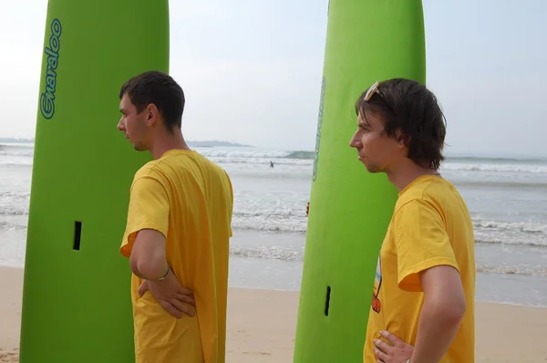 Colombo, Sri Lanka e 17 de janeiro de 2014: Goofy SURF CAMP, surfe, carregando WORKOUT — Fotografia de Stock