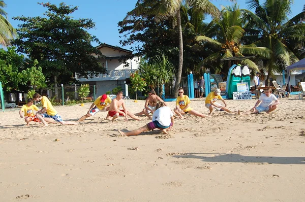 Коломбо, Шри-Ланка и 17 января 2014: Goofy SURF CAMP, серфинг, зарядка WORKOUT — стоковое фото