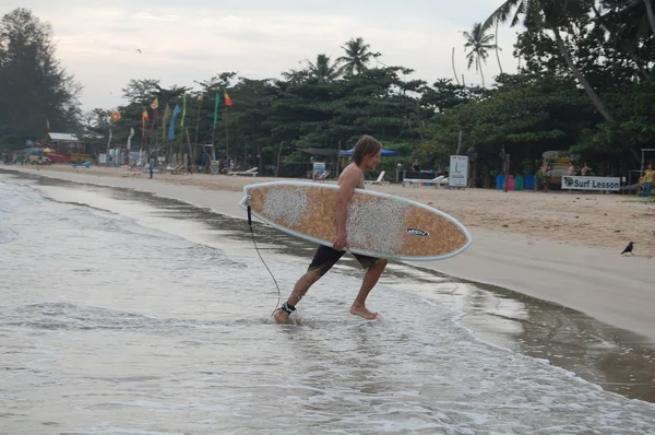 : Colombo, Sri Lanka e 17 de janeiro de 2014: Goofy SURF CAMP, surfe, carregando WORKOUT — Fotografia de Stock