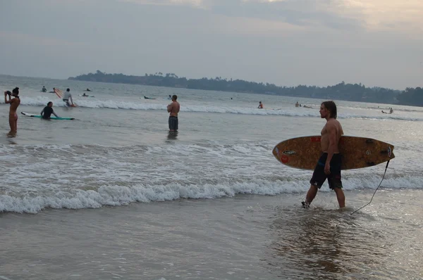 Surfista con la tavola da surf in acqua — Foto Stock