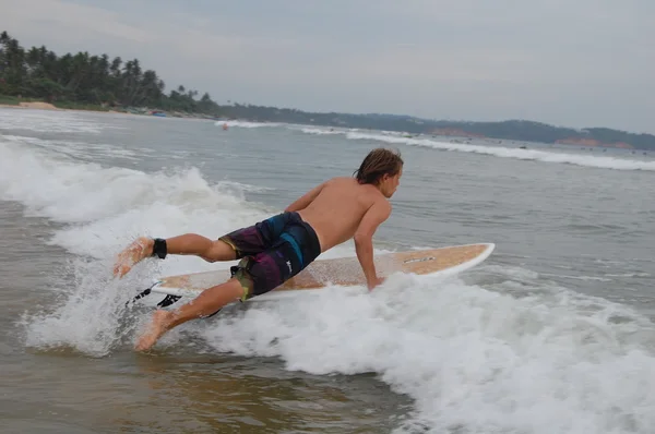 Surfista sulla tavola da surf in acqua — Foto Stock