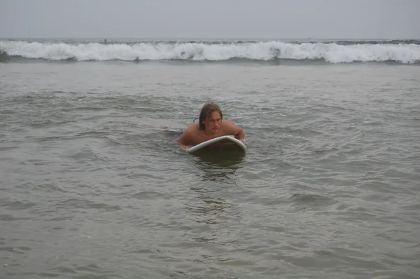 : Colombo, Sri Lanka y 17 de enero de 2014: Goofy SURF CAMP, surf, carga TRABAJO — Foto de Stock