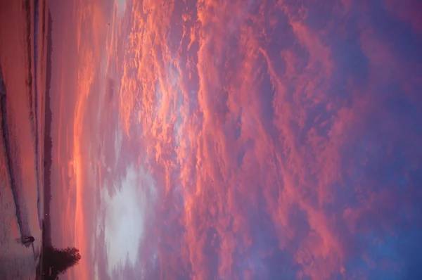 Hermoso atardecer en la playa — Foto de Stock