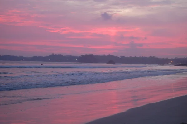 Západ slunce v krásné tropické pláži — Stock fotografie