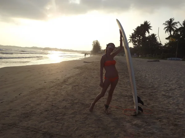 Vrouw surfen op Goofy surf camp — Stockfoto