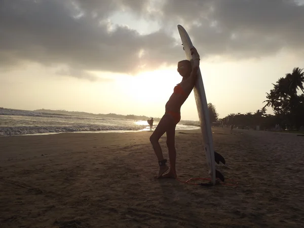 Mulher surfando no acampamento de surf Pateta — Fotografia de Stock