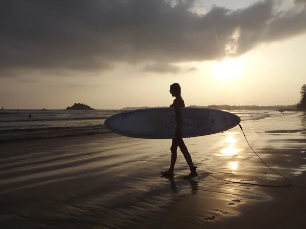 : Colombo, Sri Lanka en januari 17.2014: Goofy Surf Camp, surf, opladen training — Stockfoto