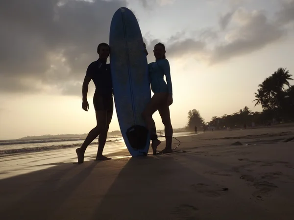 Mujer y hombre surfeando en el campamento de surf Goofy — Foto de Stock