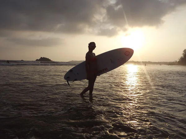 Femme surfant au camp de surf Goofy — Photo