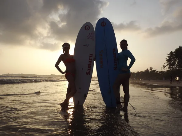 Twee vrouwen surfen op Goofy surf camp — Stockfoto