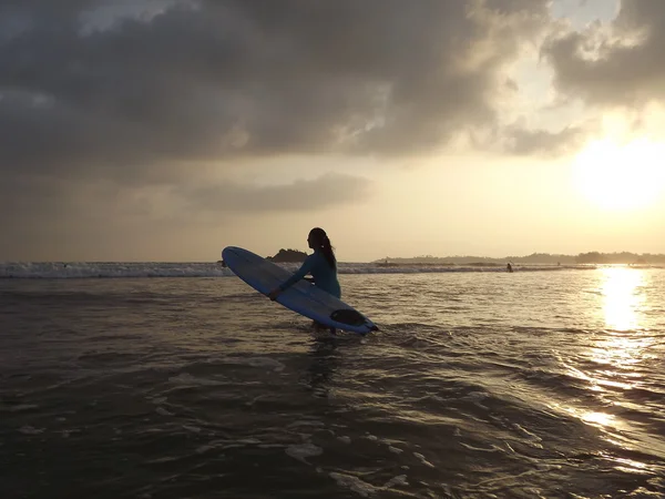 : Colombo, Sri Lanka en januari 17.2014: Goofy Surf Camp, surf, opladen training — Stockfoto