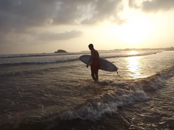 Homem surfando no acampamento de surf Pateta — Fotografia de Stock