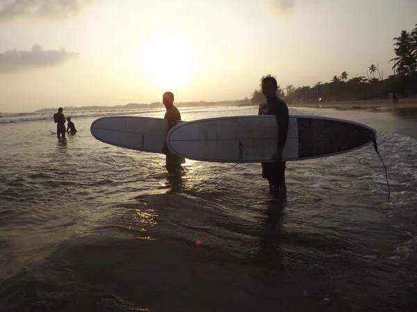 Mensen surfen op Goofy surf camp — Stockfoto