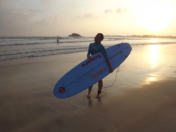 Mujer surfista en el campamento de surf Goofy — Foto de Stock