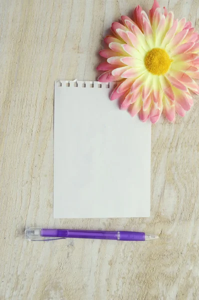 Folha branca de papel e caneta — Fotografia de Stock