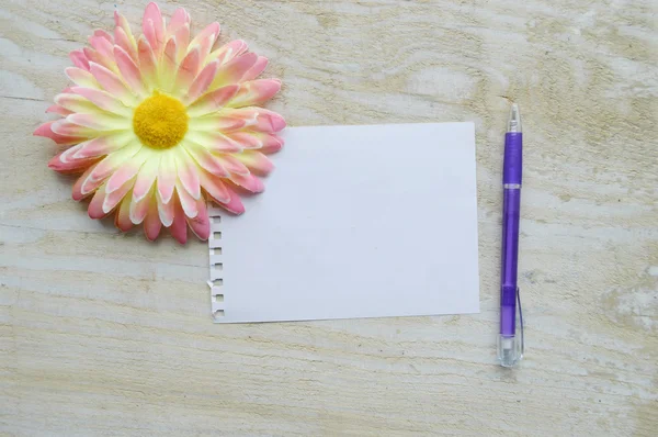 Folha branca de papel e caneta — Fotografia de Stock