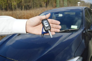 araba anahtarları tutan adam