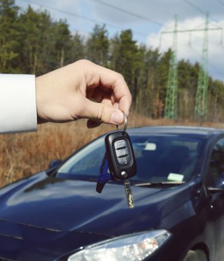araba anahtarları tutan adam