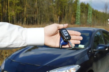 araba anahtarları tutan adam