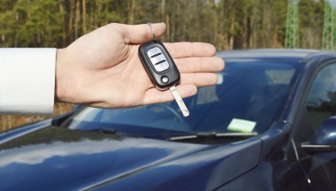 araba anahtarları tutan adam