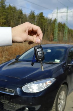 araba anahtarları tutan adam