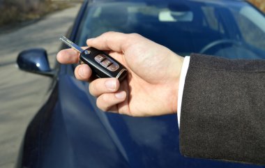 araba anahtarları tutan adam