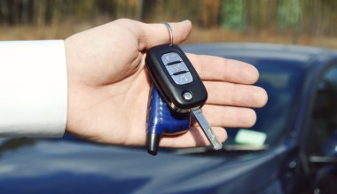 Arabanın anahtarlarını elinde tutan sürücü