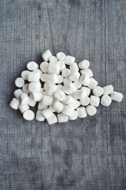 ahşap masa üstünde şekerleme