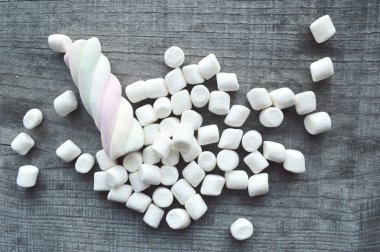 ahşap masa üstünde şekerleme