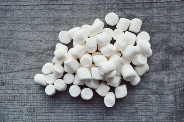 ahşap masa üstünde şekerleme