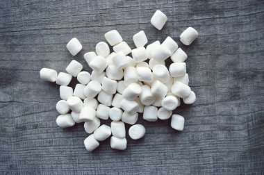 ahşap masa üstünde şekerleme