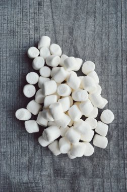 ahşap masa üstünde şekerleme