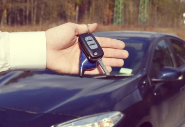 araba anahtarları tutan adam